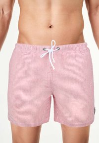 Rood-witte gestreepte zwembroek met een elastische tailleband, witte trekkoord en gestikte details. Bevat een klein logo aan de zijkant.