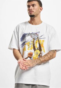 Upscale by Mister Tee ATTACK PLAYER - Print T-shirt - white