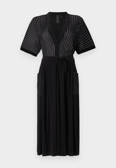 Vestido maxi negro con mangas cortas, rayas verticales, escote en forma de V, cintura ceñida con cinturón y bolsillos laterales. Fabricado con una tela ligera.