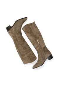 Kniehoge bruine suède laarzen met een puntige neus, lage blokhak en een rits aan de zijkant. Gladde structuur en aangesloten ontwerp.