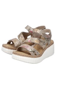 Sandales compensées avec des brides croisées métalliques, dessus texturé et semelle blanche crantée ; comprend un design à bout ouvert et un intérieur doux.