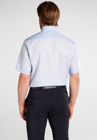 Eterna UNIFARBENES POPELINE KURZARMHEMD - COMFORT FIT - Businesshemd - hellblau