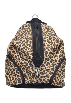 Sac à dos avec imprimé léopard beige et noir, fermeture éclair verticale noire centrale, poches latérales zippées et fermoir métallique argenté à l'avant en bas.