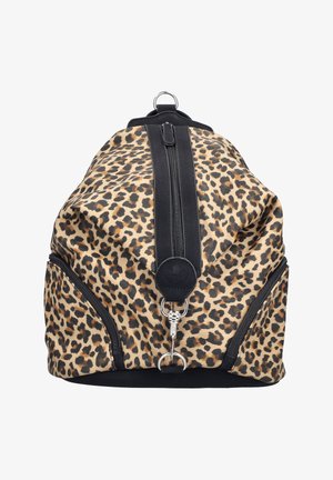 Sac à dos avec imprimé léopard beige et noir, fermeture éclair verticale noire centrale, poches latérales zippées et fermoir métallique argenté à l'avant en bas.