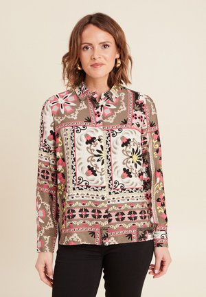 Mehrfarbig gemusterte Hemdbluse mit floralen und geometrischen Designs in verschiedenen Schattierungen von Pink, Beige, Schwarz und Weiß. Lange Ärmel und Kragen.