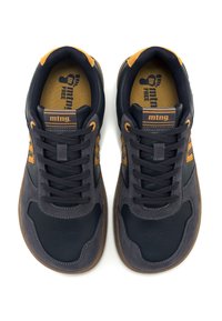 Schwarze und graue Sneakers mit orangenen Akzenten, ausgestattet mit einem strukturierten Lederoberteil, gepolstertem Schaft und runden Schnürsenkeln. Gummisohle mit Grip-Muster.