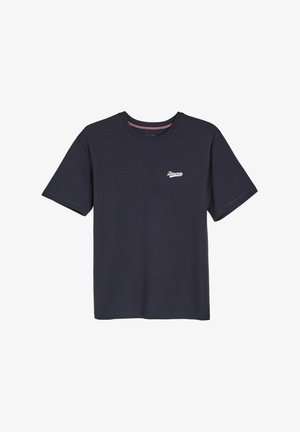 Niebieska koszulka bawełniana z krótkimi rękawami, prążkowany okrągły dekolt i białe logo na lewej piersi. Gładka tekstura, luźny krój.