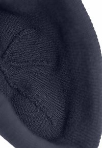 Berretto lavorato a maglia in blu scuro, che presenta un motivo testurizzato e una fodera interna senza cuciture. Il tessuto morbido e elasticizzato garantisce comfort e calore.