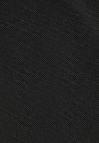 Tela negra con un patrón de tejido texturizado, que presenta una superficie uniforme y sin marcas ni adornos visibles.