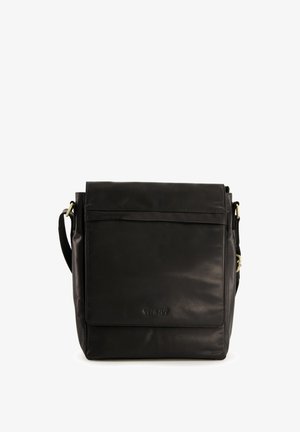 Sort læder messenger taske med en glat tekstur, fold-over flap, frontlomme, justerbar rem og diskret branding på den nederste front.