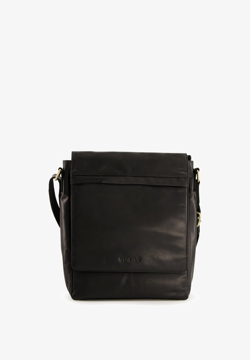 Černá kožená brašna přes rameno s hladkým povrchem, sklápěcí chlopní, přední kapsou, nastavitelným popruhem a jemným logem na dolním předním díle.