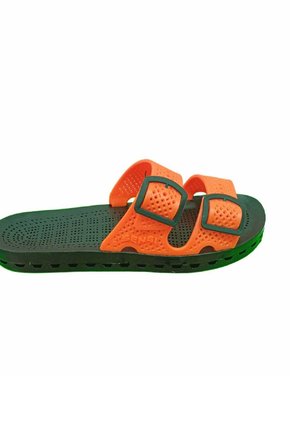 Sandalo slip-on nero e arancione con doppi cinturini traforati e fibbie regolabili, suola testurizzata per grip e comfort.