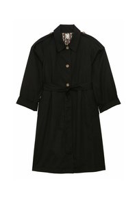 Un manteau noir en trench en tissu lisse, doté d'une taille cintrée avec une ceinture, de manches trois-quarts et d'accents de boutons décoratifs.