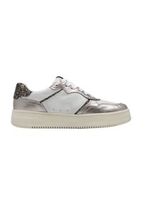 Metallisk silver- och vit sneaker med texturerade accenter och en glittrande häl, med en gummisula och vita skosnören.