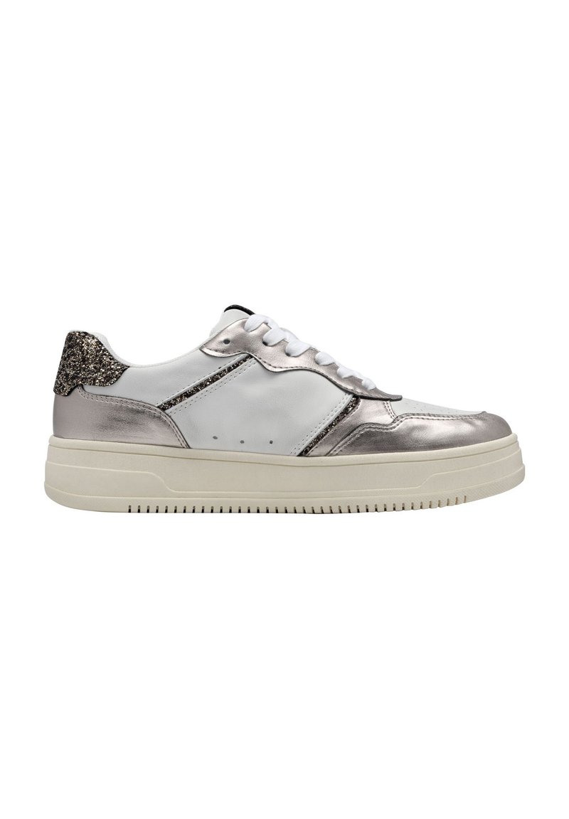 Metallic zilveren en witte sneaker met textuurelementen en een glinsterende hiel, voorzien van een rubberen zool en witte veters.