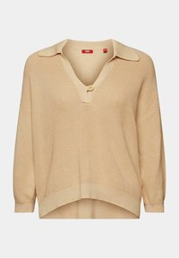 Pull en tricot beige avec un col large, un bouton unique au niveau de l'encolure, des manches longues et un ourlet arrière légèrement plus long.