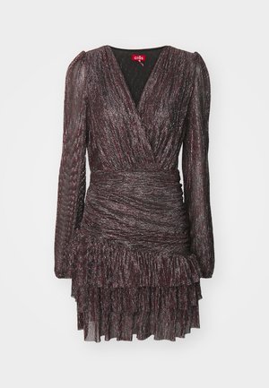 Langemouwige wikkeljurk in donker bordeaux met metallic draden, geplooide taille en ruffelzoom. Bevat een diepe V-hals en textielstof.