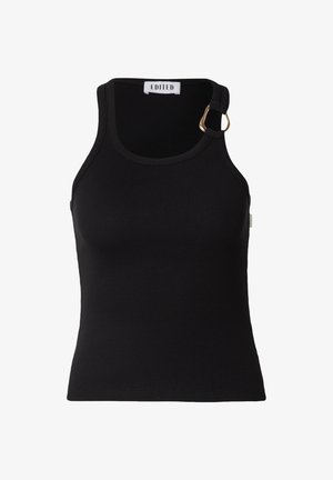 Schwarzes geripptes Tanktop mit quadratischem Ausschnitt, das an einer Schulter mit einer goldenen Hardware-Akzentuierung versehen ist. Sanfte Textur und figurbetontes Design.