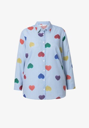 Modrá pruhovaná košile na knoflíky s volnějším střihem, zdobená barevnými vzory srdcí v červené, žluté, zelené, modré a fialové barvě. Dlouhé rukávy.