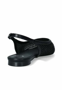 Sandalo in rete nera con una cinghia liscia, schienale aperto e suola piatta. Superficie testurizzata e dettagli hardware minimi.