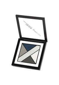 Palette di ombretti con sezioni triangolari in tonalità blu, grigio, argento e bianco, racchiusa in un elegante compact quadrato nero.