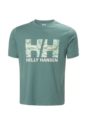 Camiseta de manga corta verde para hombre con un gran logotipo "HH" estampado con un patrón y el texto "Helly Hansen" en la parte delantera.