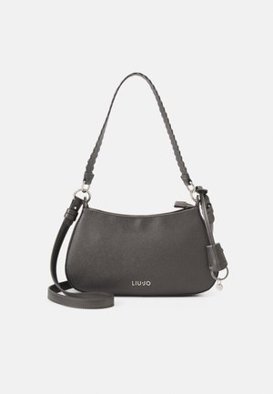 Bolso de hombro de cuero negro texturizado con correa cruzada desmontable y logo plateado "LIU JO" en el frente.