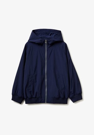 Chaqueta azul marino con capucha, cremallera frontal, puños y bajo elásticos, y dos bolsillos frontales inclinados.