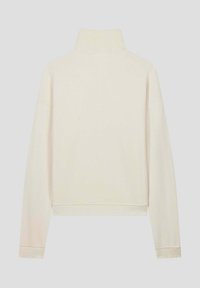 Crèmekleurige pullover met hoge hals en lange mouwen, met een relaxte pasvorm en geribde manchetten. Glad textuur, minimalistisch ontwerp.