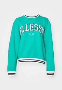 Sudadera verde azulado con cuello redondo, que presenta "ELLESSE" bordado en blanco y azul marino. Puños y dobladillo acanalados con rayas en azul marino y blanco.