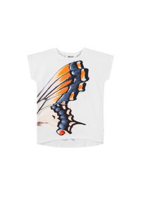 Camiseta blanca con un gran estampado de alas de mariposa en naranja, azul y negro, con mangas cortas y un diseño de dobladillo redondeado.