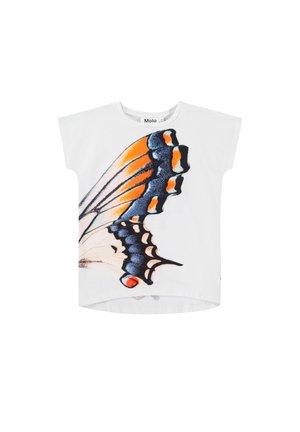 Camiseta blanca con un gran estampado de alas de mariposa en naranja, azul y negro, con mangas cortas y un diseño de dobladillo redondeado.