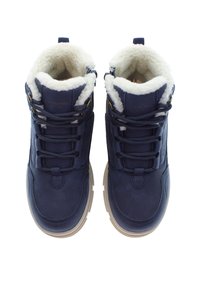 Ett par marinblå vinterkängor med beige sulor, tjock vit fleecefoder och marinblå snören, visade uppifrån på vit bakgrund.