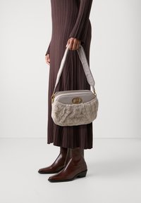 LIU JO CAMERA CASE - Skulderveske - true champagne