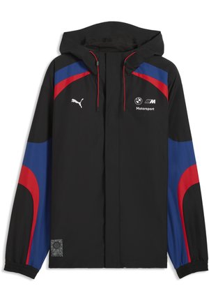 Chaqueta negra con capucha con franjas de carreras rojas y azules, logotipos de Puma y BMW M Motorsport en el pecho y puños elásticos.