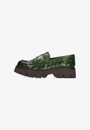 Groene leren loafers met een geweven textuur, voorzien van een dikke zwarte platformzool en een platte band over de wreef.