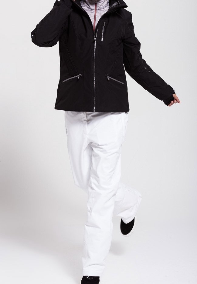 Svart vattentät jacka med dragkedjefickor och justerbar huva, tillsammans med vita snöbyxor och svart fotbeklädnad, som visar en stilren design.