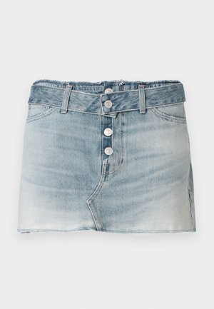 Τζιν μίνι φούστα σε ανοιχτό μπλε απόχρωση, με φθαρμένο στρίφωμα, κλείσιμο με πέντε κουμπιά μπροστά και θηλιές ζώνης. Κλασικός σχεδιασμός με πέντε τσέπες.