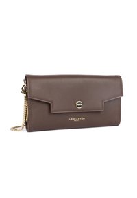 Portefeuille en cuir marron avec un design plié, quincaillerie dorée et une bandoulière en chaîne. Présente le nom de la marque embossé sur l'avant.