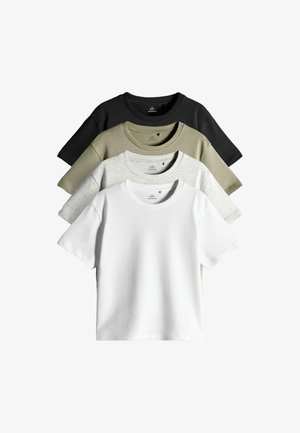 Vier effen korte mouw T-shirts met ronde hals in wit, lichtgrijs, olijfgroen en zwart, gestapeld en overlappend op een witte achtergrond.