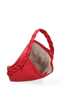 Borsa a tracolla rossa in pelle con manico intrecciato, chiusura con zip e interno crema dotato di una piccola tasca. Texture liscia, design spazioso.