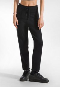 Unausgewählt, black