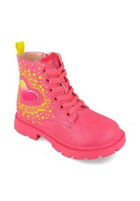 Botín de glitter rosa con diseño de corazón, acentos amarillos, suela de goma resistente y cordones en la parte delantera. Incluye un lazo en el talón para facilitar el uso.