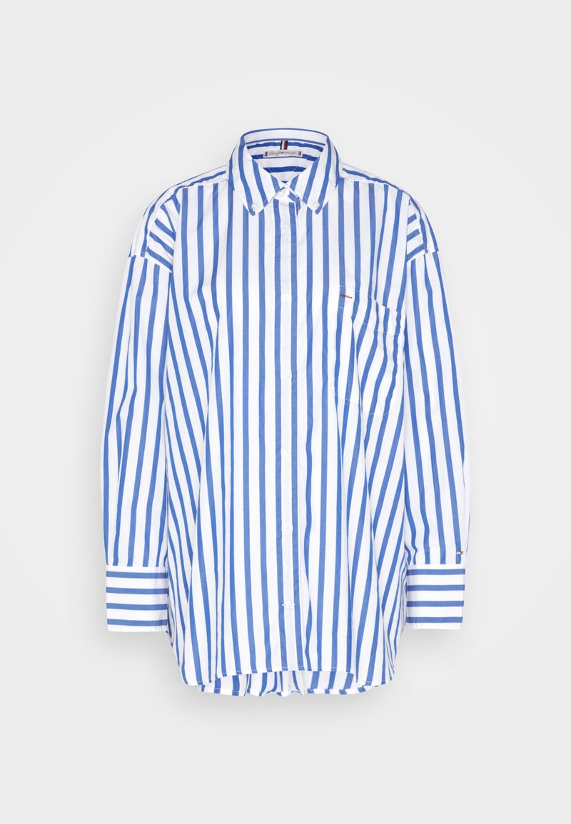 Chemise à manches longues à rayures verticales bleues et blanches, avec une poche poitrine avant et un col à boutons, sur un fond gris clair.