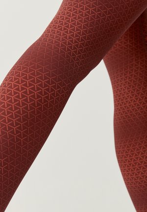 Rode, gestructureerde leggings met een geometrisch patroon van elkaar snijdende driehoeken, gemaakt van een gladde, rekbare stof.