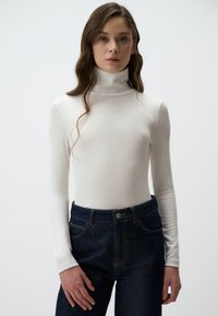 TURTLENECK FITTED - T-shirt à manches longues - ecru
