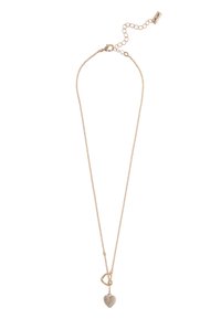 Le collier doré présente une chaîne délicate avec un accent de cœur maillé et un pendentif en forme de cœur orné de détails scintillants.