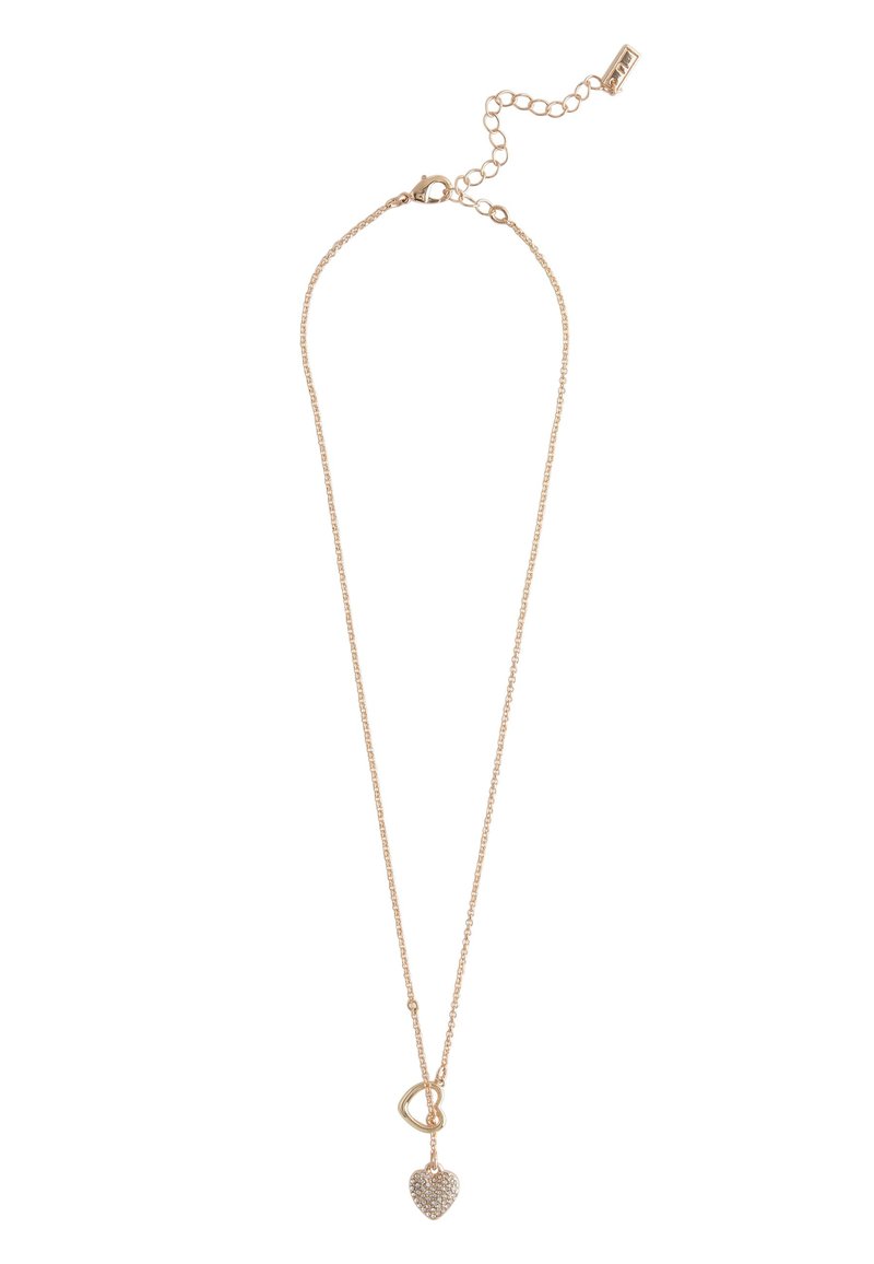 Le collier doré présente une chaîne délicate avec un accent de cœur maillé et un pendentif en forme de cœur orné de détails scintillants.