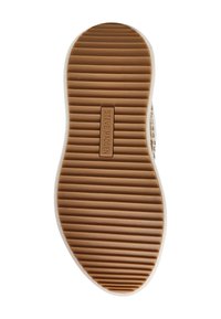 Sola in gomma marrone con texture rigata, bordi bianchi e marchio "STEVE MADDEN" al centro. Design con punta arrotondata.