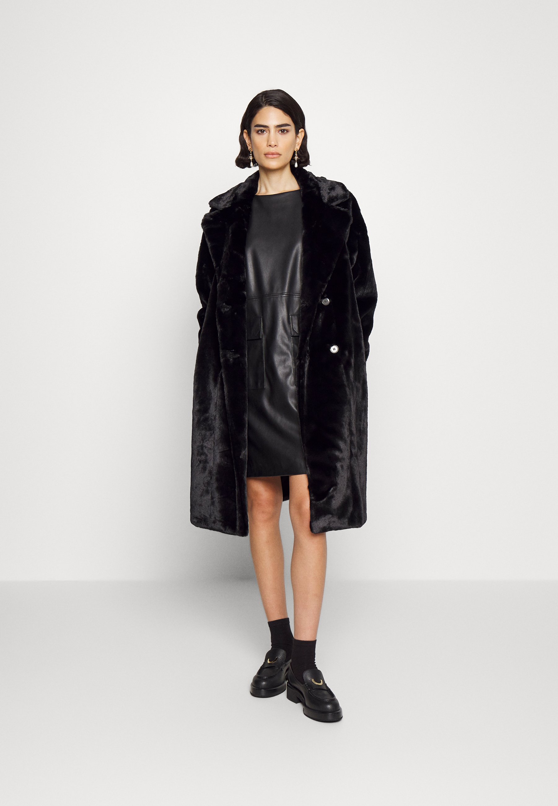 Abrigos Dkny Negro talla 44 IT de en Lana - 12316644
